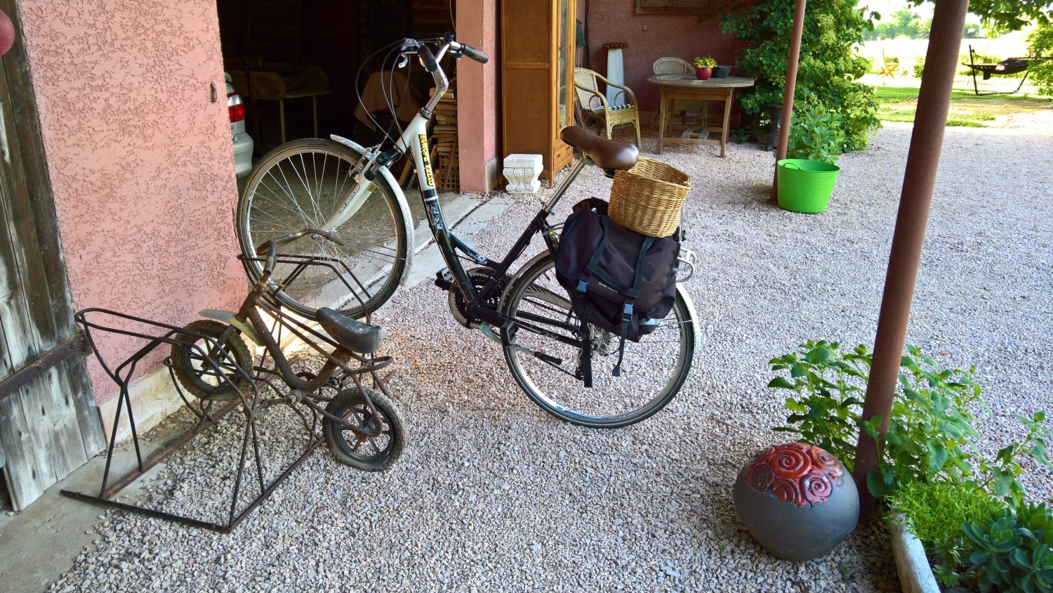 Endlich gibt's einen Fahrradständer - für gross und klein