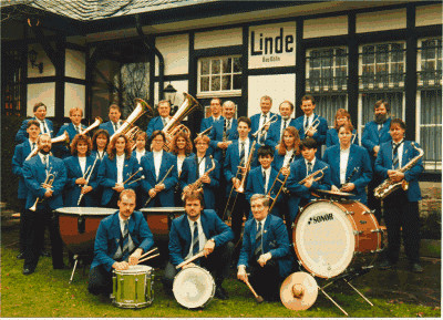 Abb. 6: Musikverein Linde e.V. 1994 vor dem Bahnhof in Bruch