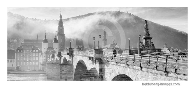 Archiv-Nr. h2014101 | Spaziergänger auf der Alten Brücke im Nebel
