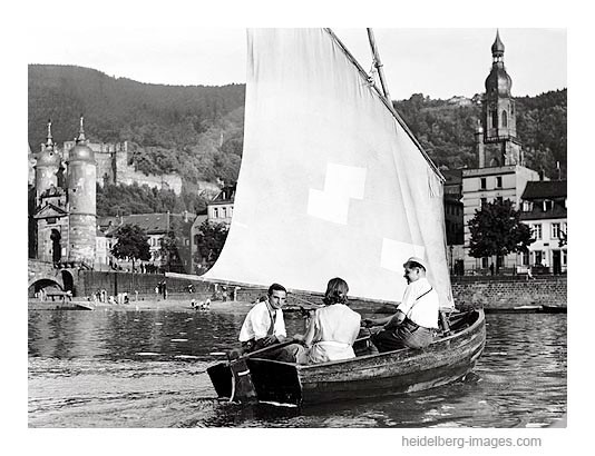 Archiv-Nr. h3021 / Studenten bei einer Segeltour vor der Alten Brücke 