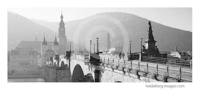 Archiv-Nr. h95126 | Spaziergänger auf der Alten Brücke