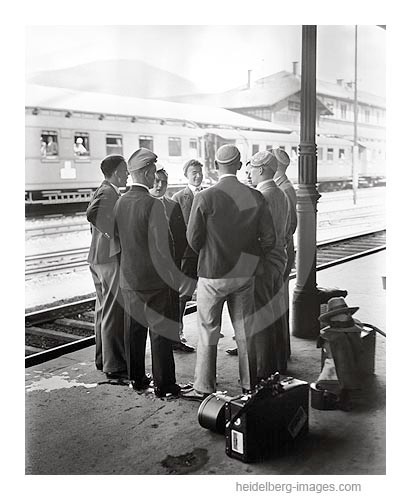 Archiv-Nr. h3025 / Studenten auf dem Bahnsteig 