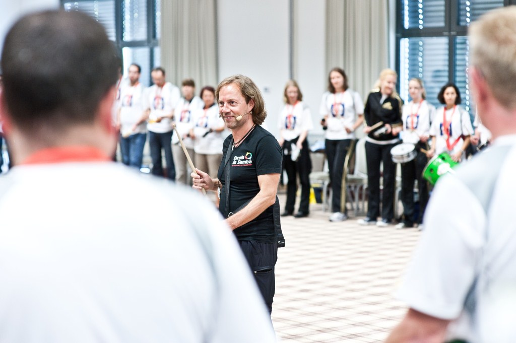 Photo eines Escola de Samba Team-Workshop, effektives Teambuilding mit Samba Team-Drumming