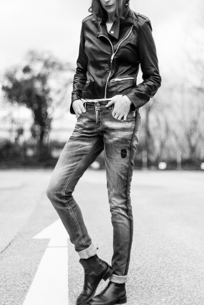 coole Jeans mit Lederjacke