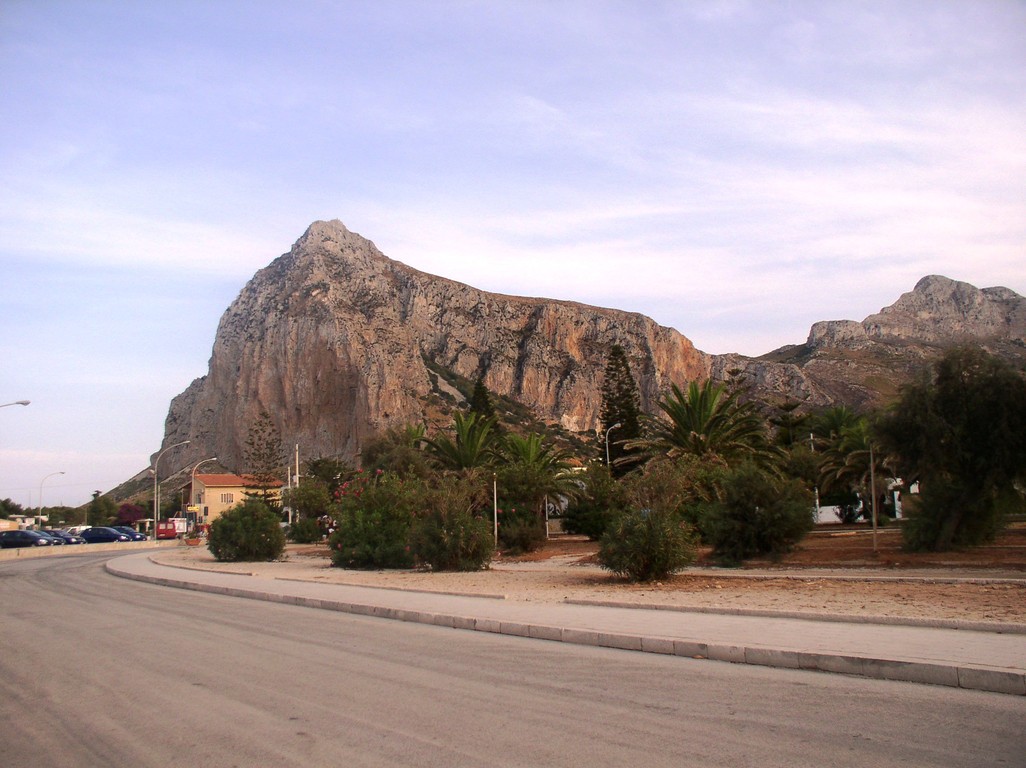 Unterhalb des Fels ist der CP La Pineta