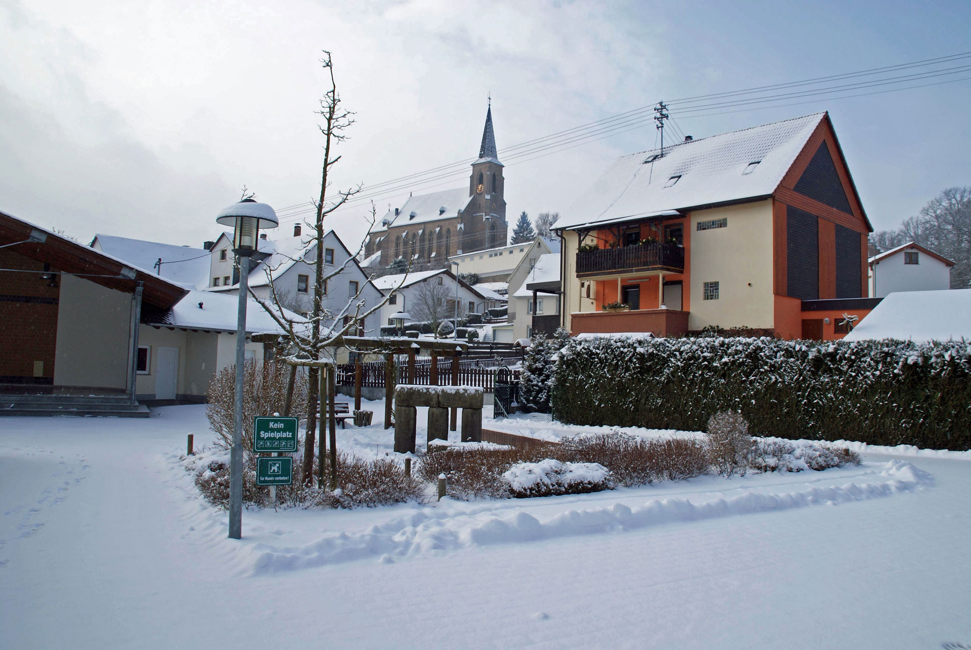 Winterlicher Dorfplatz