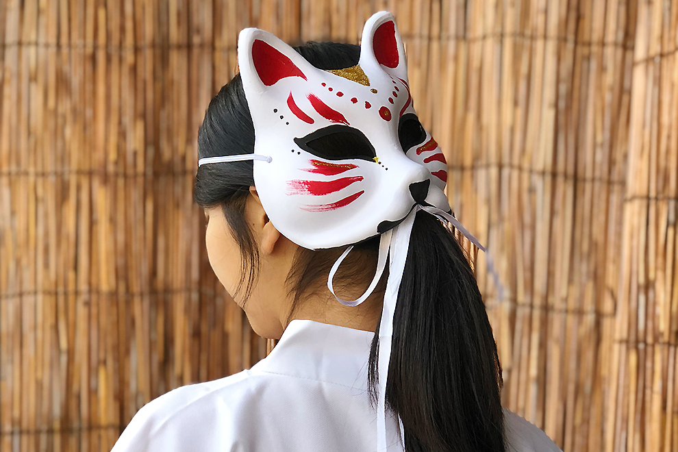 Японская маска кошки. Японская маска лисы Кицунэ. Японская лиса Кицунэ маска. Японские маски Кабуки Кицунэ. Маска Кицунэ хагенезуки.