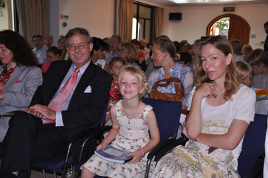 Der deutsche Konsul Dr. Röhr ist mit seiner Familie zum Gottesdienst gekommen.