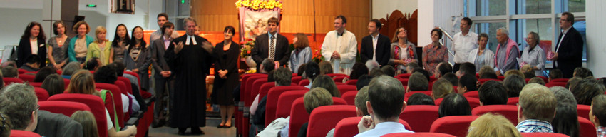 Wir freuen uns sehr, dass so viele ehemalige Gemeinderatsmitglieder, hier versammelt mit dem aktuellen Gemeinderat, zum Jubiläum angereist sind.