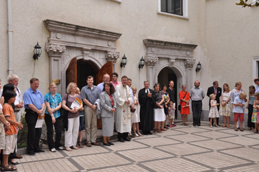 Die Gemeinde versammelt sich zum Vater Unser und Schlußsegen im Hof des Konsulates.