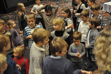 Sammlung zum Kindergottesdienst, der von Martin Plewa geleitet wurde.