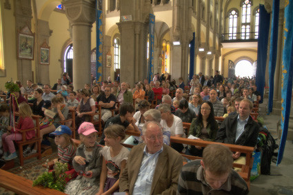 In der neu renovierte Kirche war jeder Platz belegt 