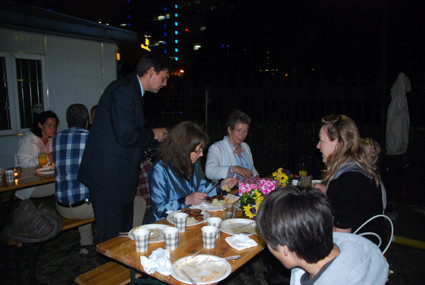 Nach dem Gottesdienst wurden Erinnerungen und Annekdoten aus den letzten 10 Jahren ausgetauscht und das leibliche Wohl kam auch nicht zu kurz.