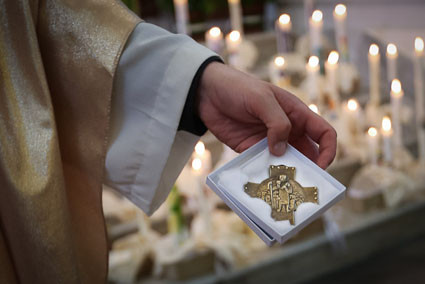 Als Andenken bekamen die Kommunionkinder ein Kreuz und eine Urkunde überreicht.