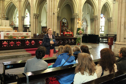 In der Jubiläumswoche besuchte die DCGS unter Führung von Marja von dem Bongart die St. Ignatius Kathedrale in XuJiaHui.