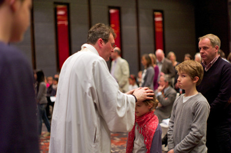 Nachdem die Kinder aus dem Kindergottesdienst wiedergekommen waren, bekam jeder der wollte einen Segen mit Handauflegung.