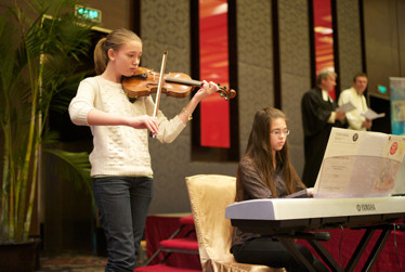 Anne Mehrländer und Eva Töpper sorgten für die musikalische Begleitung 