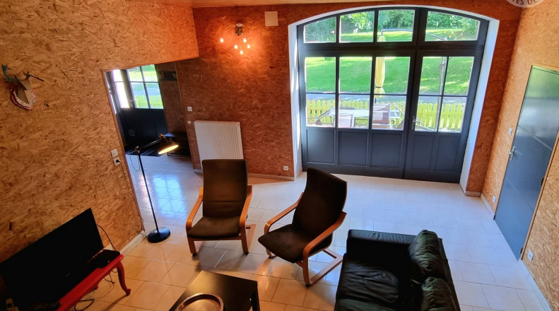Salon avec canapé, fauteuils, TV, jeux...