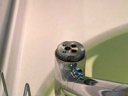 3.10年近く経っていると､カルシウムで固着して取れにくい事もあります｡