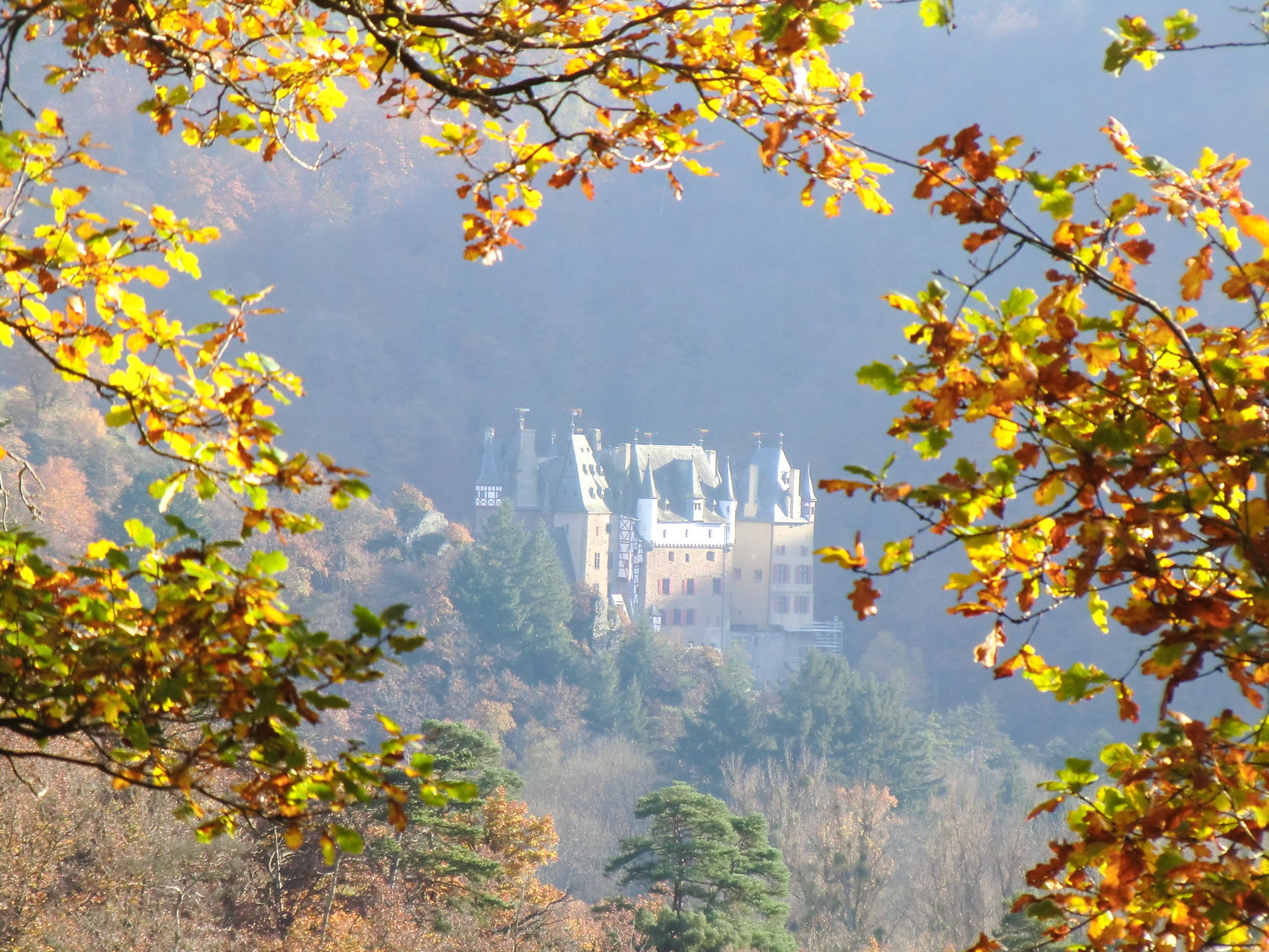 Burg Eltz in herbstlicher Perspektive