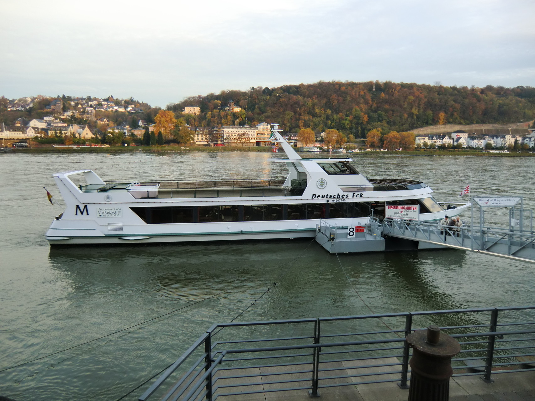 Mit dem "Schunkelschiff" eine Tour auf dem Rhein