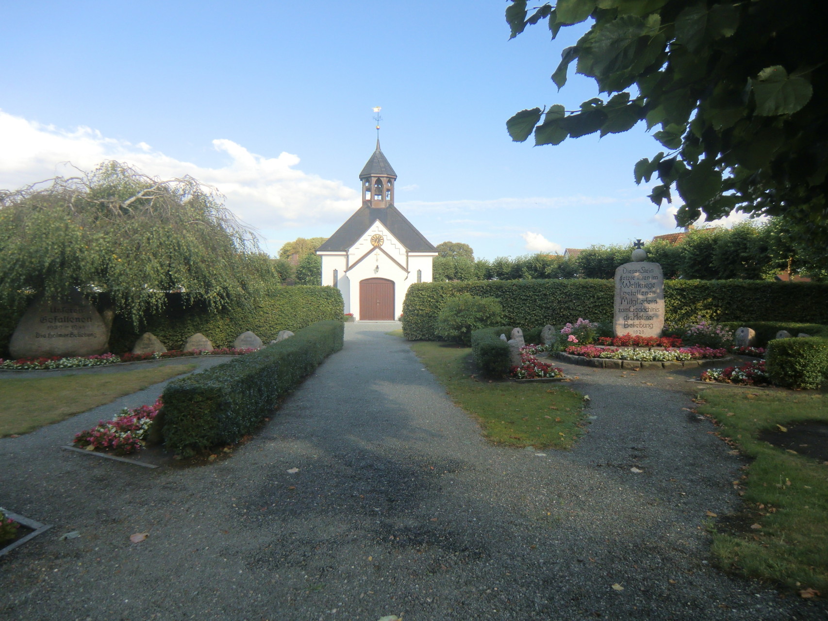 um diesen Friedhof herum 