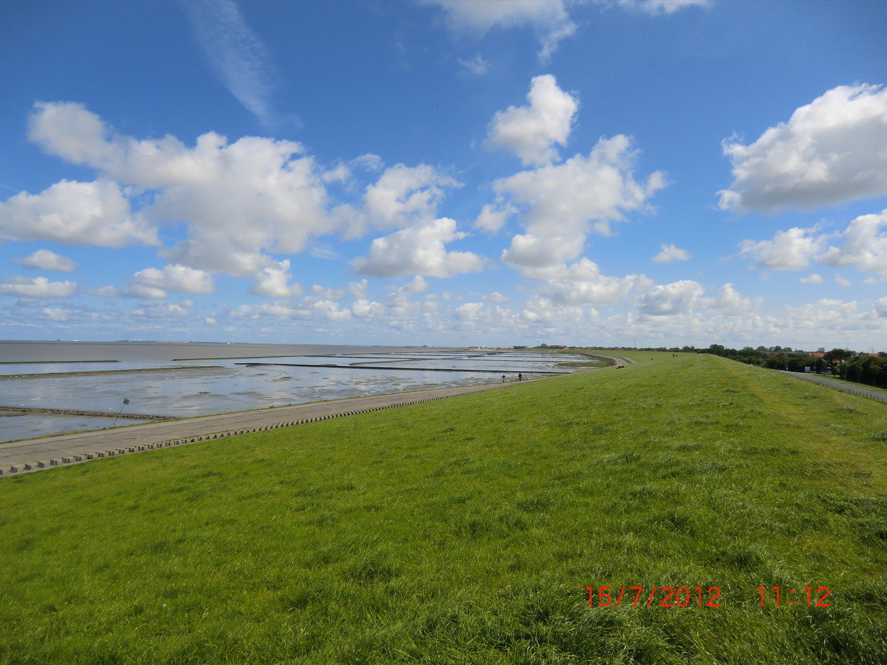 Am Deich entlang gehts Richtung Strandpromenade