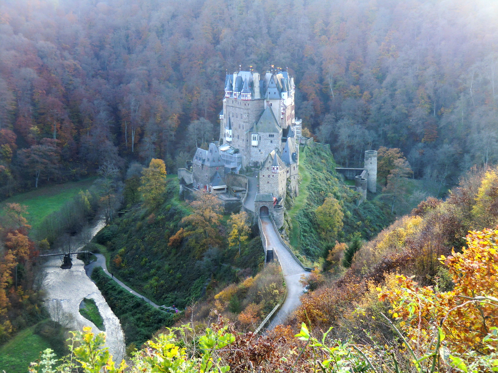 Die Burg Eltz liegt im Tal 