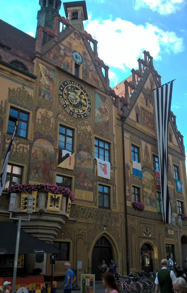 Das Ulmer Rathaus in Festtagsbeflaggung