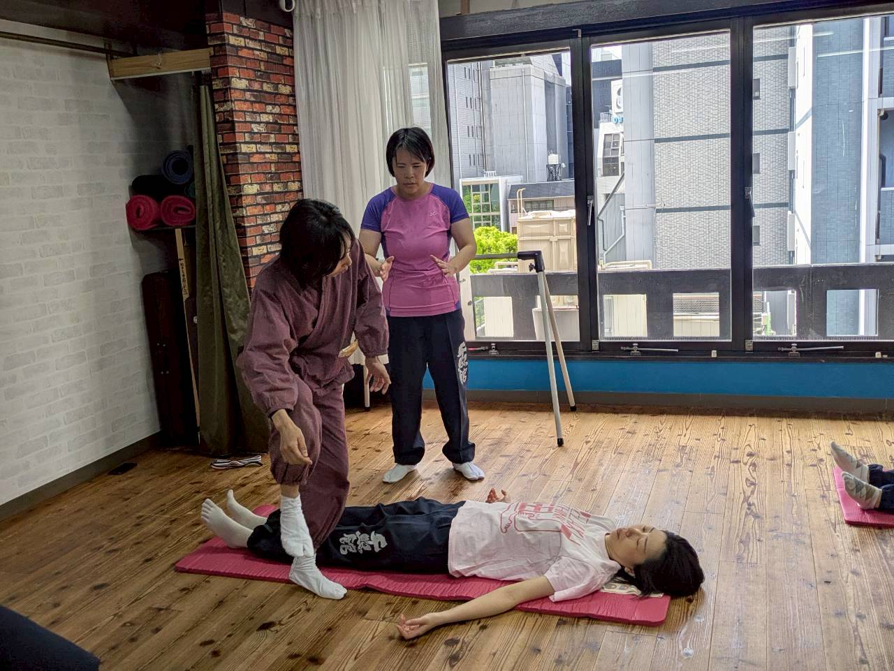 踏み方の指導を受ける