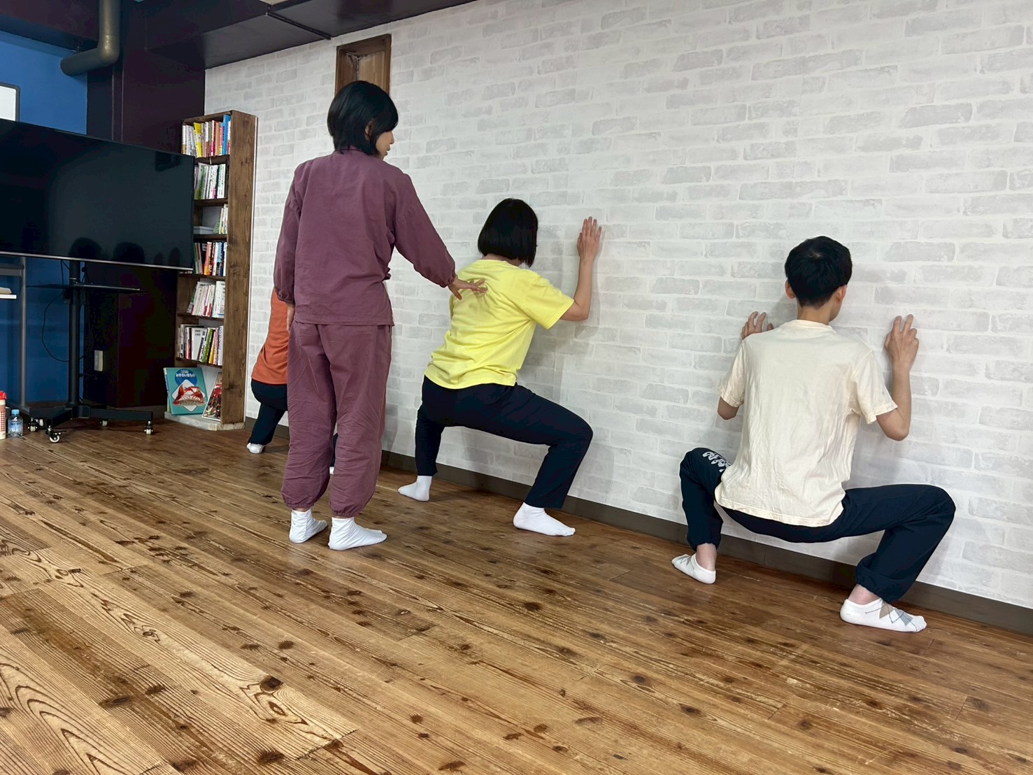 先生から丹錬（基礎練習）の指導を受ける