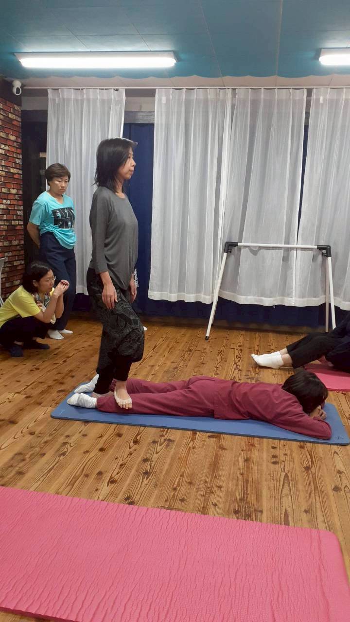 先生を踏んで指導を受ける