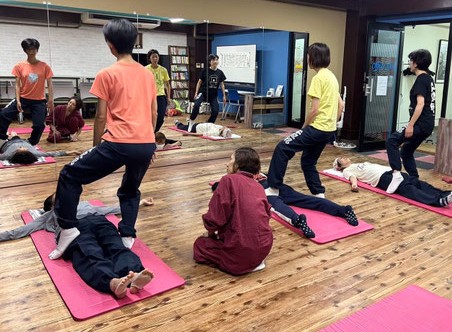 千照館での「癒し丹足」稽古風景