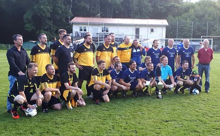Die beiden Finalisten der diesjährigen Stadtmeisterschaft der AH. In Blau der Sieger SV Bexbach.