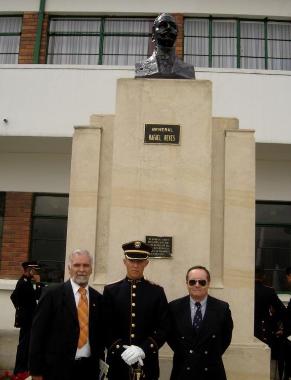 Busto del General Reyes Escuela Militar