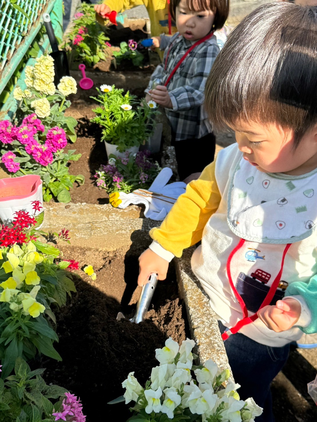 子どもたちと一緒にお花植え！「さんかく公園の集い」