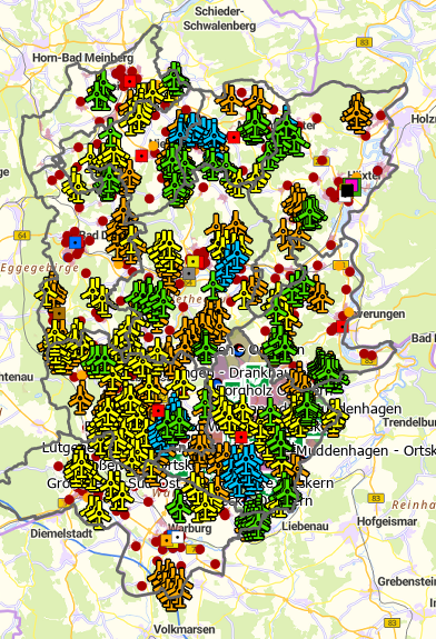 Die verfügbaren Geodaten des Kreises Höxter (Stand 1.6.2026) zum Windkraftausbau zeigen dieses Bild. Orange = im Genehmigungsverfahren, Gelb = genehmigt; Blau = im Bau, Grün = in Betrieb. Dazu kommen die Anlagen der Nachbarkreise entlang der Kreisgrenzen.