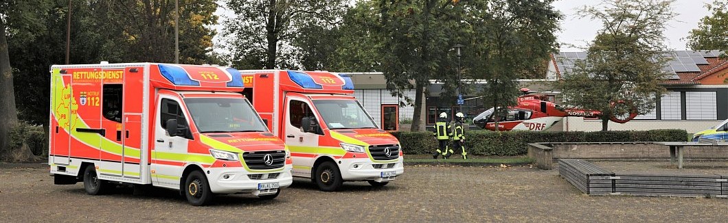 Drei Hubschrauber und etliche Rettungswagen werden im Borgentreicher Schulzentrum zusammengezogen. Fotos: Neue Westfälische