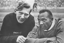 Lutz Long e Jesse Owens durante una pausa tra le gare