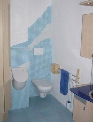 WC und Urinal individuell gestaltet mit Kleinmosaik.