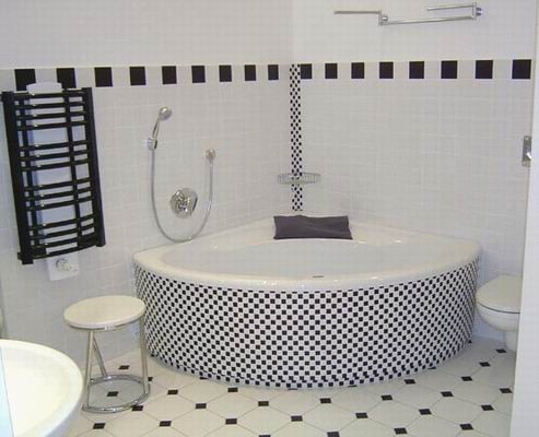 Eckbadewanne, Schürze ausgeführt mit Kleinmosaik.