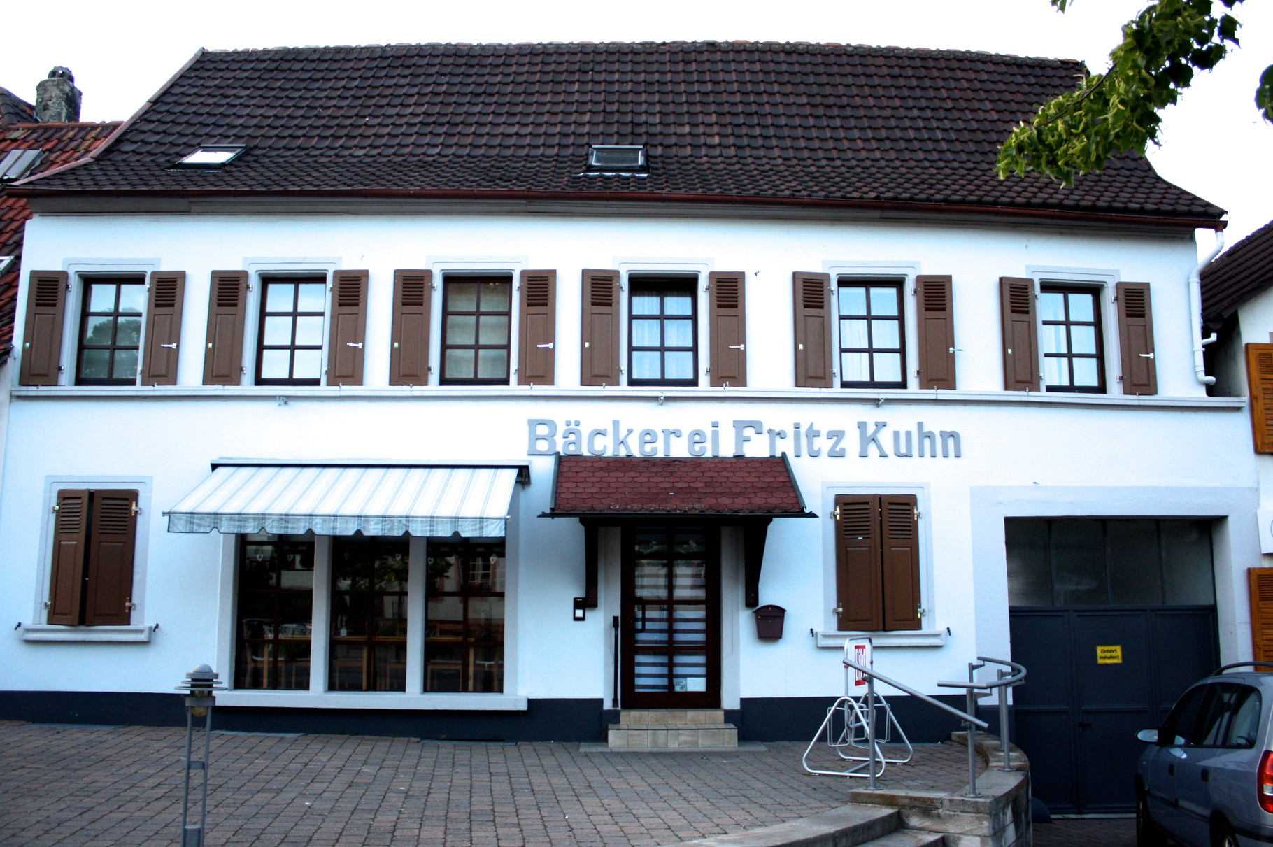 warme Brötchen gibt's beim Bäcker