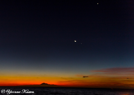 Sonnenaufgang von der Insel La Palma mit Blick auf Teneriffa, dem Mond und der Venus