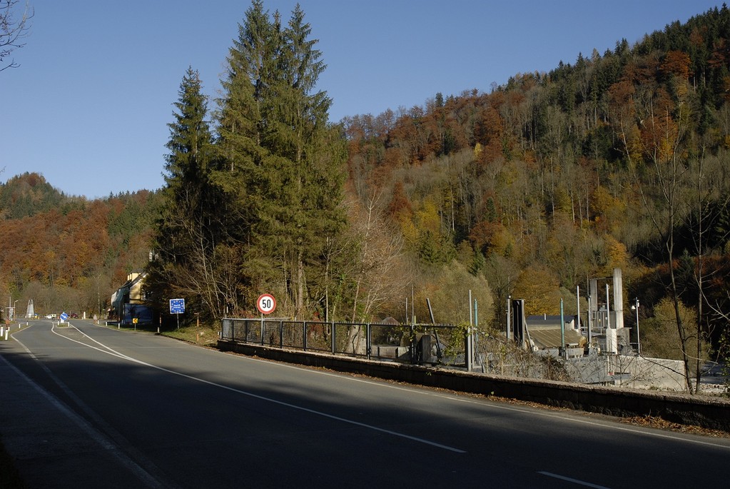 Grenzübergang Deutschland - Österreich. Von hier führt der Almkanal 12 km bis in die Stadt Salzburg.