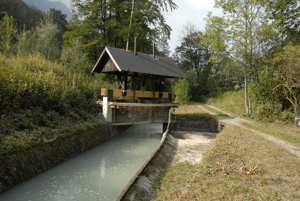 Ein Wehr am Almkanal