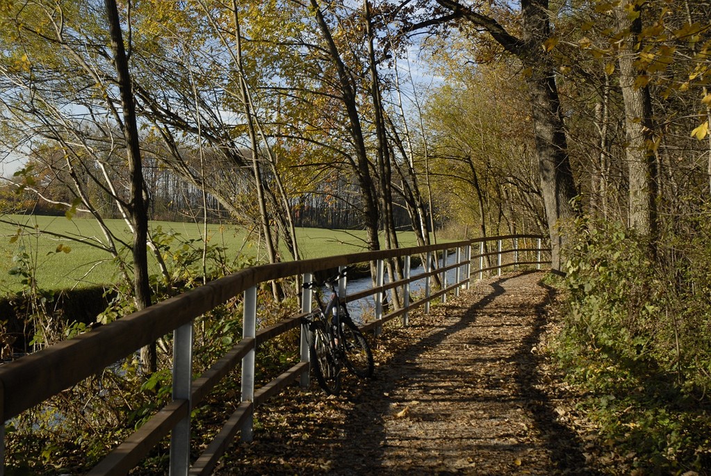 Beliebte Rad- und Spazierwege begleiten den Almkanal.