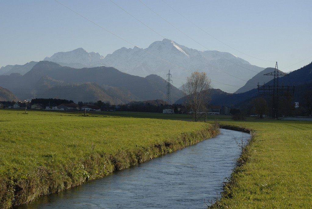 Der Almkanal führt durch Wiesen, durch Orte wie Grödig und die Vorstadt Salzburg.