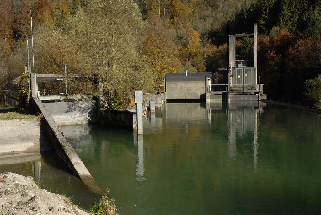 Abzweigung des Almkanals von der Königsseeache.