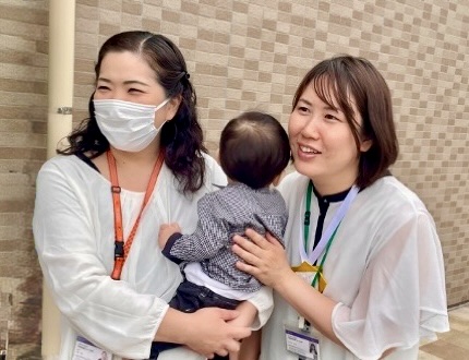 ❤️卒園生の子どもをうれしそうに抱っこする職員❤️