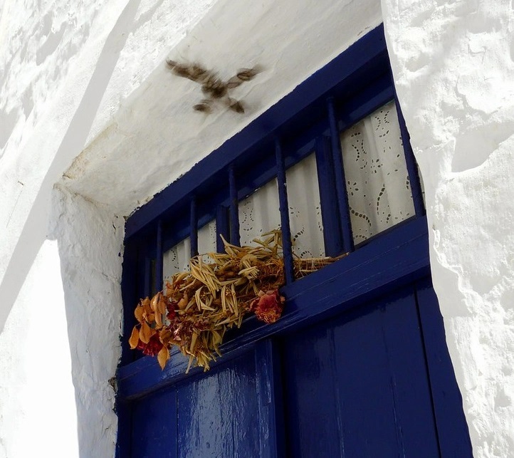 Een zwart kruis bij de deur. Foto: orthodoxpebbles.com
